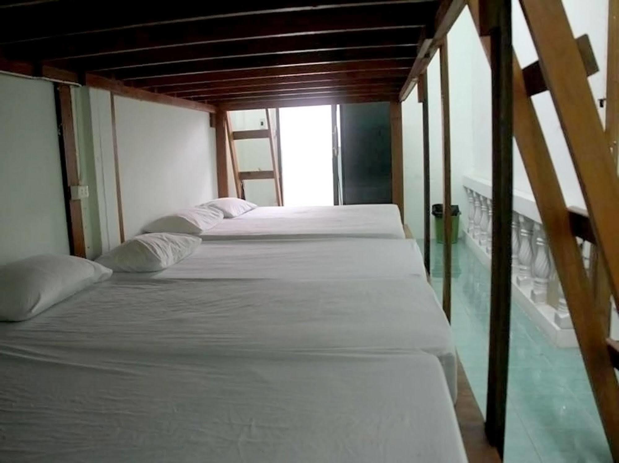 Wild & Wandering Backpacker Hostel & Bar หาดริ้น ภายนอก รูปภาพ