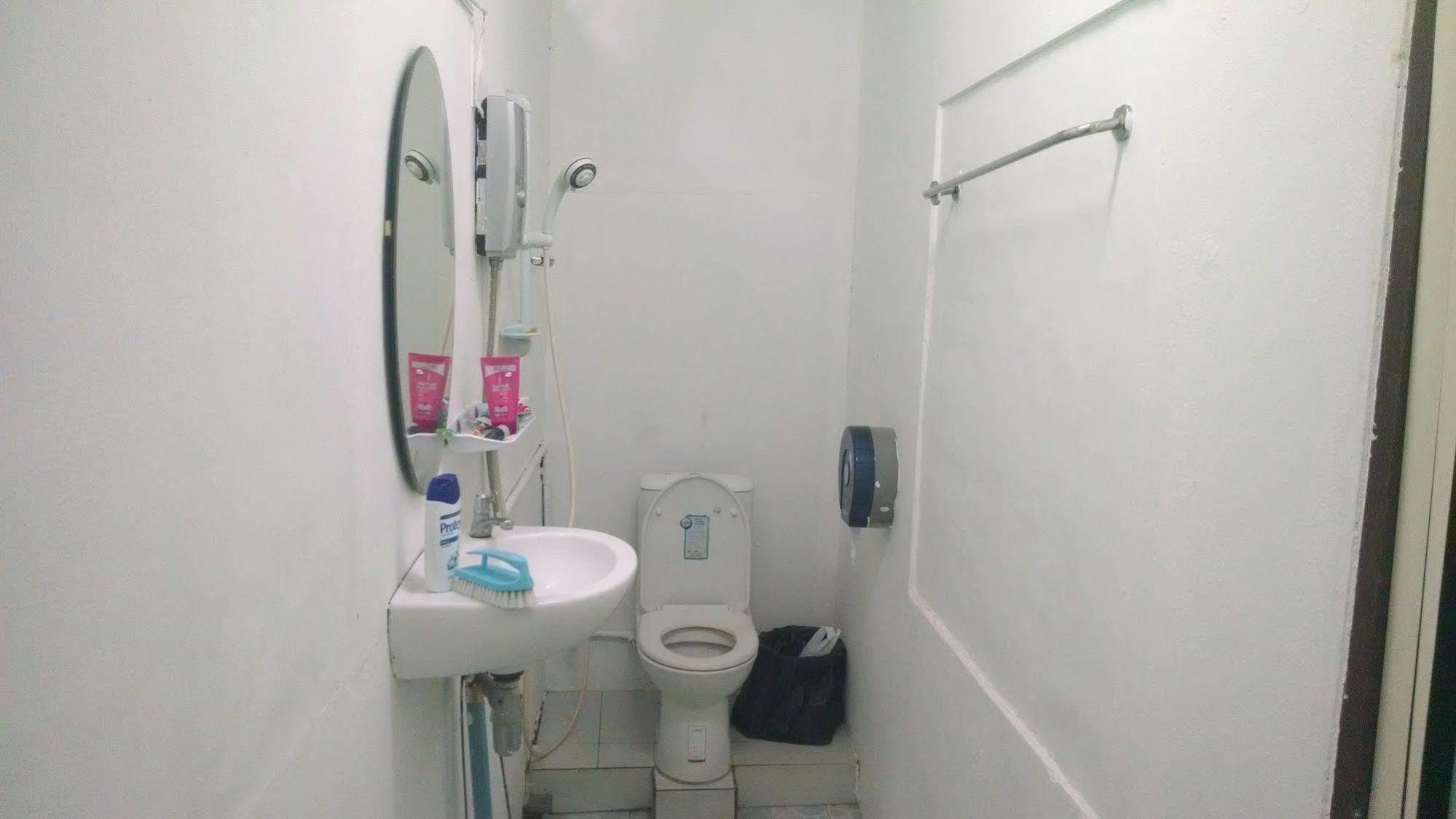 Wild & Wandering Backpacker Hostel & Bar หาดริ้น ภายนอก รูปภาพ