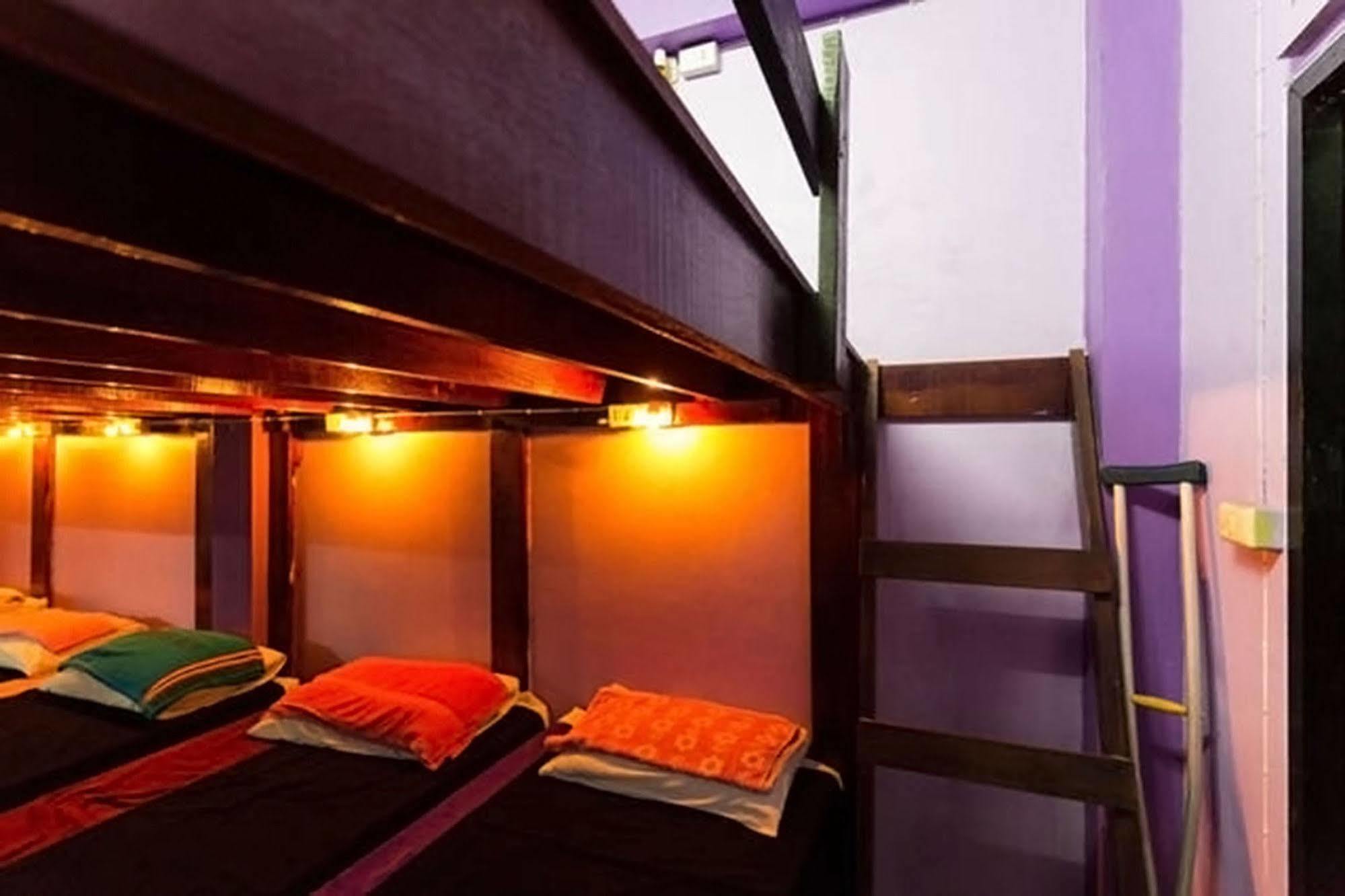 Wild & Wandering Backpacker Hostel & Bar หาดริ้น ภายนอก รูปภาพ