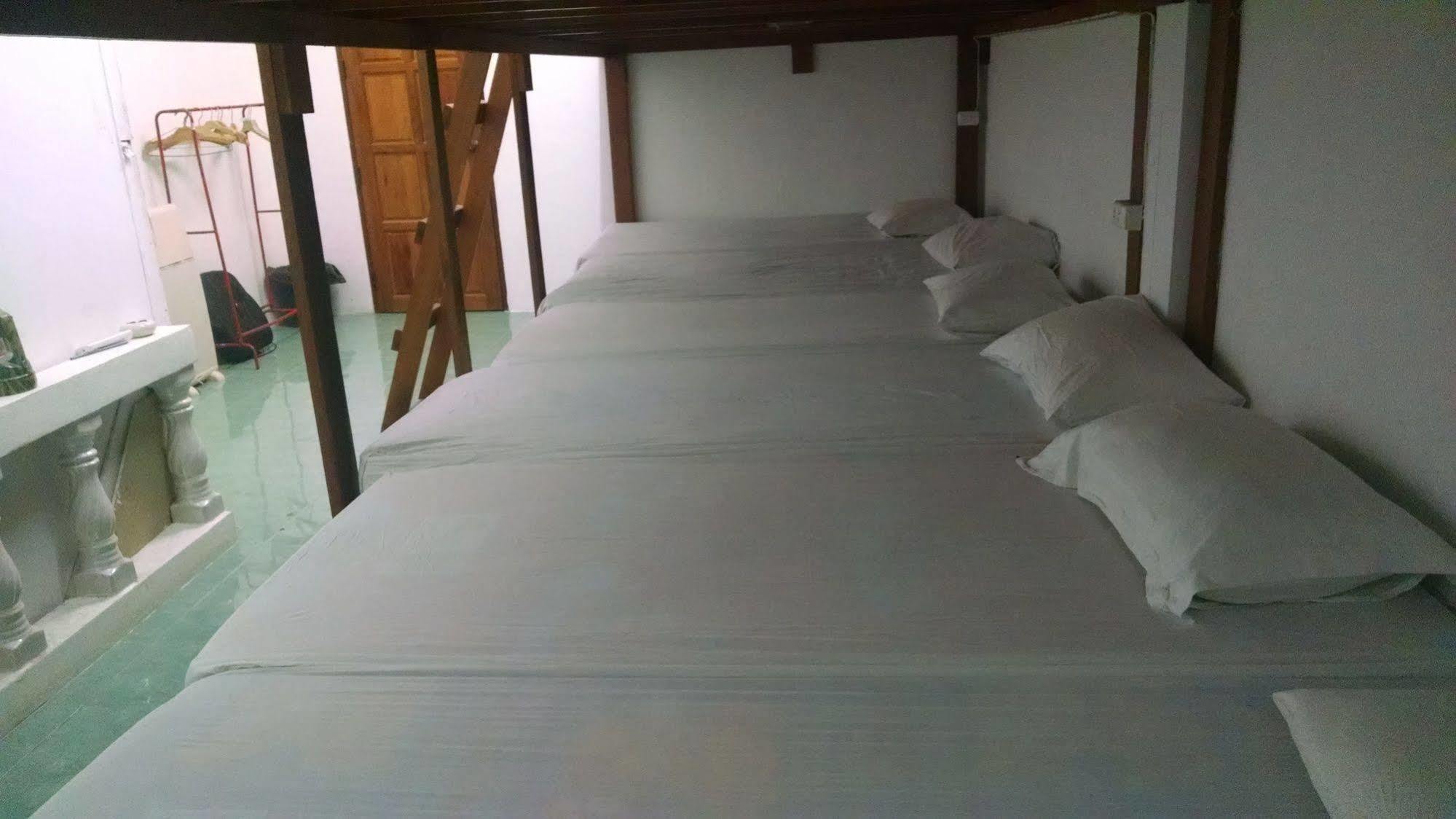 Wild & Wandering Backpacker Hostel & Bar หาดริ้น ภายนอก รูปภาพ